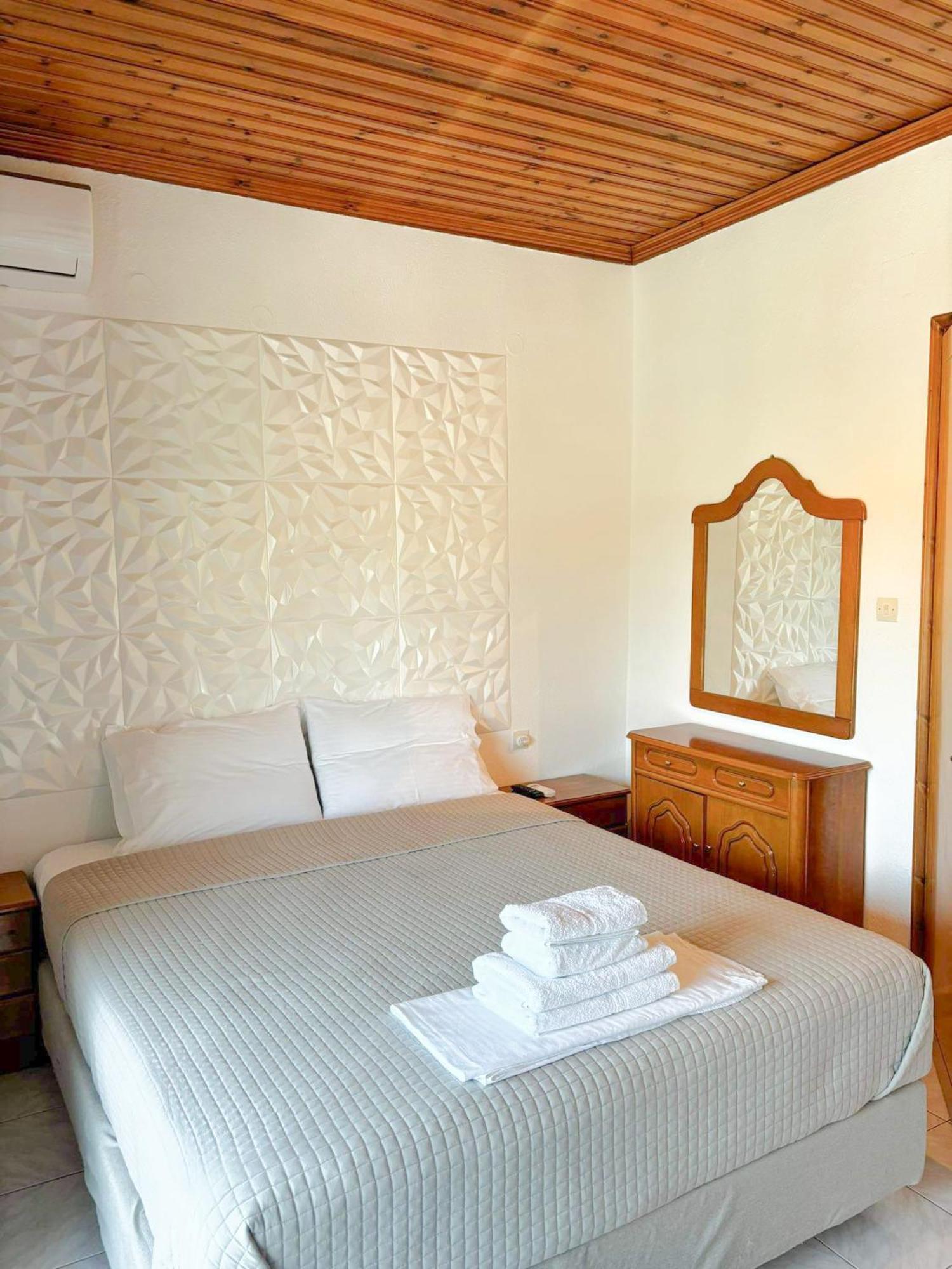 MaK Hotels Potos Buitenkant foto